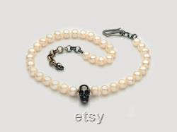 Natural pearl necklace, with a skull in black rhodium-plated brass, and silver chain. Handmade by Roberto y Victoria.