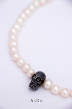 Natural pearl necklace, with a skull in black rhodium-plated brass, and silver chain. Handmade by Roberto y Victoria.
